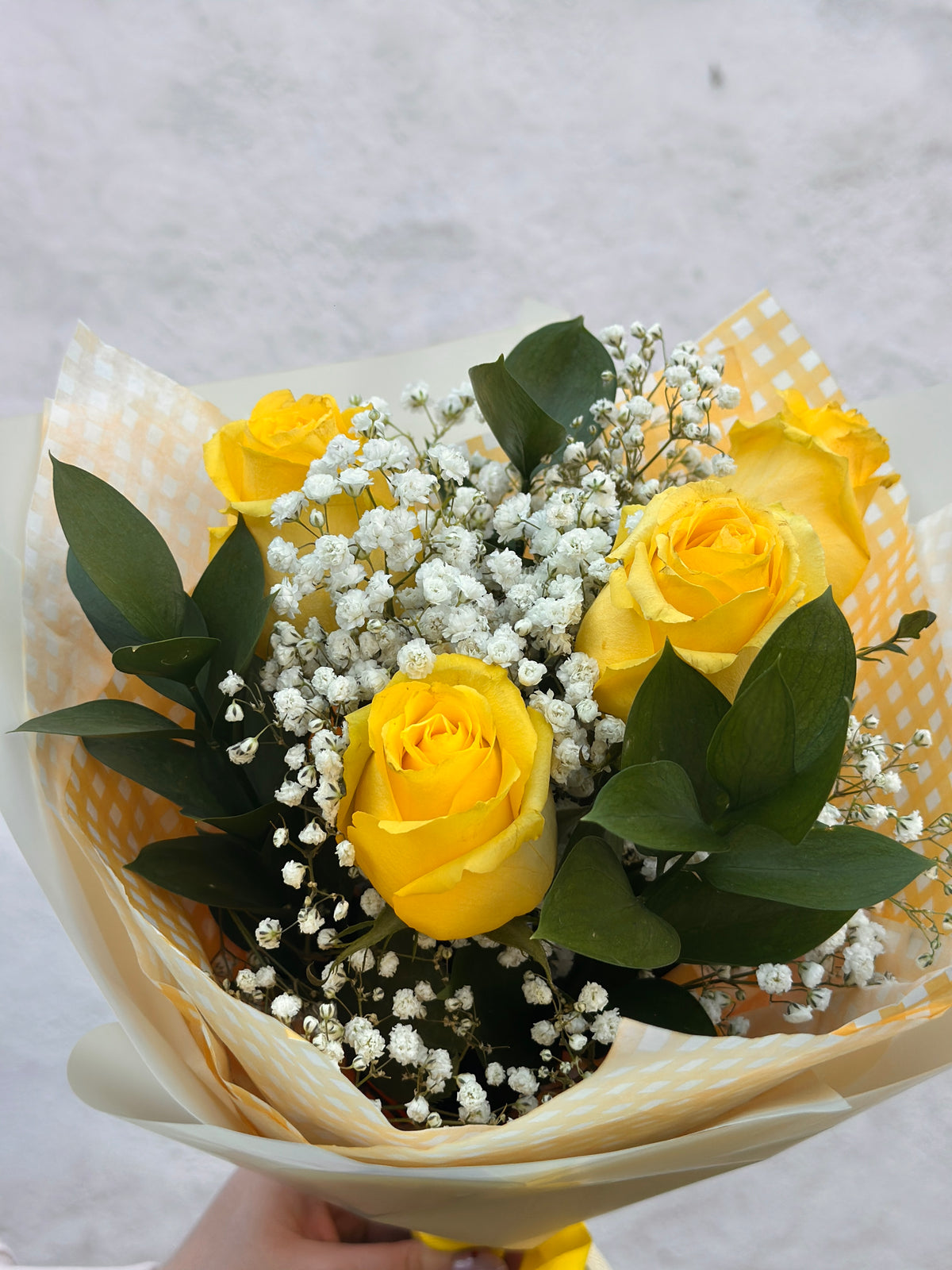 Ramo 4 Rosas Amarillas y Follaje